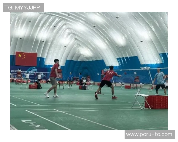 羽毛球的力量与坚持:深入武汉羽毛球队的耐力训练之旅 羽毛球的力量与坚持:深入武汉羽毛球队的耐力训练之旅